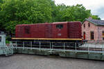 Die Dieselelektrische Lokomotive NS № 2498 der NS-Serie (Baureihe) 2400 am 24 Juni 2025 auf der Drehscheibe im Het Spoorwegmuseum (bis 2005 NSM - Nederlands Spoorwegmuseum / Niederländischen Eisenbahnmuseum) in Utrecht im ehemaligen Bahnhof Maliebaanstation.

Die NS-Baureihe 2400 (2401 – 2530) ist eine Reihe von 130 Stück der leichteren Version dieselelektrischer Lokomotiven, die zwischen 1954 und 1991 von der NS - Nederlandse Spoorwegen (Niederländischen Staatsbahnen, heute Niederländische Eisenbahnen AG), für den Güterverkehr auf Nebenstrecken, eingesetzt wurden. Gebaut wurden die Loks zwischen 1954-1957 (diese 1956) von Alsthom in Belfort in Frankreich. 

Anfang der 1950er Jahre entschied die NS, dass die verbleibenden Dampflokomotiven innerhalb weniger Jahre ersetzt werden müssten. Zu diesem Zweck wurden 280 Diesellokomotiven bestellt, die, aufgeteilt auf die Baureihen NS 2200 und die leichtere NS 2400, dazu beitrugen, dass im Januar 1958 die letzte Dampflokomotive außer Betrieb genommen werden konnte. 

Es wurden Lokomotiven in bewährter Bauart angeschafft. 130 Lokomotiven (Baureihe 2400) wurden bei Alsthom in Frankreich bestellt und weitere 150 Lokomotiven amerikanischer Bauart (Baureihe 2200) bei verschiedenen Herstellern in den Niederlanden und Frankreich.

Die Serie 2400 wurde nicht speziell für die NS entwickelt. Lokomotiven dieses Modells wurden bereits in den 1950er Jahren von Alsthom im französischen Belfort an Eisenbahnen in den damaligen französischen Kolonien und in eine Reihe anderer Länder geliefert. Die 2401-2530 wurden zwischen 1954 und 1957 gebaut. Im gleichen Zeitraum wurde auch die Serie 2200 ausgeliefert.

Von 1954 bis 1991 verkehrten sie von Zwolle im Norden des Landes aus, zunächst auch für Personenzüge, später nur noch für Güterzüge. 1976 wurden sieben Lokomotiven an den Bauunternehmer Volkers für den Bau eines Handelshafens in Saudi-Arabien verkauft. Ab 1980 befanden sich alle 113 verbliebenen Lokomotiven im Depot in Zwolle. Die Lokomotiven konnten auch in Mehrfachtraktion verkehren, zunächst mit zwei Lokomotiven, ab 1970 waren jedoch auch drei Lokomotiven üblich.

In den Jahren 1982 und 1983 wurden die ersten 22 Lokomotiven wegen abgelaufener Überholungsfrist ausgemustert, darunter auch die 2498. Die restlichen folgten von 1987 bis 1991. Im Jahr 1985 wurde die 2498 für die Aufstellung im NINT in Amsterdam (Nemo Science Museum Amsterdam) vorbereitet, die Lokomotive war jedoch noch immer eine Nummer zu groß.

Am 10. Dezember 1987 wurde die 2498 dem Nederlands Spoorwegmuseum übergeben. 1992 wurde die Lokomotive in Tilburg wieder mit einer Motoranlage ausgestattet, die nach ihrer Abstellung entfernt worden war. Schließlich ging der 2498 Anfang 2009 zurück zum Überholungsbetrieb nach Tilburg, um braun neu lackiert zu werden. Die Lokomotive ist jedoch nicht im Betrieb.

Die 2530 „Bisschop“ (Bischof):
Da die Sicht aus dem Führerstand einer 2400 insbesondere im Zugbetrieb nicht besonders gut war, wurde die letzte, 1957 ausgelieferte Lokomotive probeweise mit niedrigeren Motorhauben und einem anderen (Mittel-)Führerstand ausgestattet. Der Führerstand ist höher und länger und bietet besseren Komfort und bessere Sicht als bei den Serienmodelle. Die 2530 wurde in einer anderen Farbe in Dienst gestellt: Lila mit schwarzem Fahrgestell, was der Lokomotive den Spitznamen „der Bischof“ einbrachte. Diese besondere Farbe wurde von der Frau des Präsidenten der NS Franciscus Querien (Frans) den Hollander ausgewählt. Im Jahr 1963 erhielt die Lokomotive, wie auch die übrige Serie, einen rotbraunen Anstrich. Der Lokführer hat tatsächlich eine viel bessere Sicht und aus diesem Grund wurde die Lokomotive oft an der Spitze von Arbeitszügen eingesetzt, insbesondere 1964 bis 1989 beim „Unkrautbekämpfungszug“. 

Allgemeiner Aufbau:
Alsthom baute die gesamte Lokomotive nach dem Aufbau einer Rangierlokomotive mit zwei Hauben, die den Motor und die verschiedenen Geräte umschließen und durch einen Führerstand mit der gleichen Höhe wie die Hauben getrennt sind.

Bei dem von SACM, Mulhouse (Société alsacienne de constructions mécaniques, früher auch Elsässische Maschinenbau-Gesellschaft Grafenstaden) gelieferten Motor handelt es sich um den Typ MGO V12. Es ist ein V12-Zylinder 4-Takt Dieselmotor mit Turbolader und Ladeluftkühler, diese Motoren kamen in Frankreich unter anderem in der CC 65000 und einigen BB 63500 zum Einsatz. Mit einer Leistung von 625 kW (850 PS) treibt der Dieselmotor einen Generator an, der die vier Fahrmotoren (einen für jede Achse) mit Gleichstrom mit einer Spannung von 1,5 kV versorgt. Die Lokomotiven mit einem Gesamtgewicht von 60 t sind auf 80 km/h begrenzt. Sie können in Mehrfacheinheiten aus zwei Lokomotiven eingesetzt werden, deren Anzahl auf drei und dann auf vier erhöht werden kann. Einige Lokomotiven sind mit einem dritten Spitzensignal ausgestattet, um den Betrieb auf den deutschen Grenzstrecken zu ermöglichen, wo diese Ausrüstung vorgeschrieben ist. Aufgrund der Bauweise der Lokomotive hat der Lokführer keine gute Sicht auf die Gleise. 

TECHNISCHE DATEN:
Hersteller: Alsthom, Belfort (Frankreich)
Gebaute Anzahl: 130 (NS 2401 bis 2530)
Baujahre: 1954–1957 
Ausmusterung: 1991
Spurweite: 1.435 mm (Normalspur)
Achsfolge: Bo'Bo'
Länge über Puffer: 12.520 mm (2530: 13,3 m)
Max. Breite: 2.900 mm
Höhe: 3.800 mm
Drehzapfenabstand: 6.800 mm
Achsabstand im Drehgestell: 2.400 mm
Treibraddurchmesser: 1.000 mm (neu)
Dienstgewicht: 60 t
Dieselmotor: SACM V12-Zylinder 4-Takt Dieselmotor mit Turbolader und Ladeluftkühler vom Typ MGO V12
Dieselmotorleistung: 625 kW (850 PS) bei 1.500 U/min.
Motorhubraum: 52 Liter (Ø 175 mm x 180 mm Hub)
Generator:  Alsthom GP 830 A mit einer Leistung von 672 kW (730 V, 920 A)
Fahrmotoren: 4 Stück Alsthom TA 637 VF (1,5 kV)
Leistung der Fahrmotoren: 4 x 168 kW = 672 kW 
Getriebeübersetzung: 15:78
Antrieb: SLM-Universalantrieb
Höchstgeschwindigkeit: 80 km/h 
Anfahrzugkraft: 161,8 kN
Max. Tankinhalt: 3.100 Liter 
Kleister befahrbarer Gleisbogen: R 80 m
