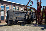Die dreiachsige dieselelektrische Lokomotive WD 70269, später NS 508, am 29 April 2025 im Het Spoorwegmuseum (bis 2005 NSM - Nederlands Spoorwegmuseum / Niederländischen Eisenbahnmuseum) in Utrecht im ehemaligen Bahnhof Maliebaan. 

WD 70269 wurde 1944 vom britischen Versorgungsministerium beim Depot der London-Midland and Scottish Railway (LMS) in Derby bestellt, gebaut und geliefert. Bei diesen Rangierlokomotiven handelt es sich um einen englischen Einheitstyp (British Rail Class 11), die 1944 in großer Stückzahl mit der Befreiungsarmee auf das europäische Festland gelangten. Die Lokomotive 508 erhielt im April 2013 ihre ursprüngliche schwarze Lackierung und die Nummer WD 70269 zurück.

Die NS-Lokomotiven der Serien 500, 600 und 700 sind dieselelektrische Lokomotiven, die zwischen 1946 und 1998 bei den Niederländischen Eisenbahnen im Einsatz waren. Lokomotiven dieses Typs werden als Bakkie oder Hippel bezeichnet.

Mit der Ankunft der englischen Armeen in den Niederlanden am Ende des Zweiten Weltkriegs kamen auch englische Lokomotiven des War Department (WD) an. Dazu gehörten dreiachsige Diesellokomotiven eines Typs, der in den 1930er Jahren für die London Midland and Scottish Railway (LMS) entwickelt worden war. Nach dem Krieg wurden mehrere Maschinen von der NS - Nederlandse Spoorwegen (Niederländischen Staatsbahnen) übernommen. Nach mehreren Austauschen verblieben schließlich zehn Ex-WD-Lokomotiven bei der NS, die 1946 die Nummern 501–510 trugen. Sie wurden für Rangierarbeiten auf großen Bahnhöfen wie Utrecht und Zwolle sowie ab 1947 Rotterdam Feijenoord eingesetzt.

Da die zehn englischen Gebrauchtlokomotiven gut ankamen, wurden weitere bestellt. Ab 1949 kamen 10 dazu (NS 511 – 520) und ab 1953 noch einmal 25 wie die Vorgänger nur mit Lokomotivbremse (NS 521 – 545) und nochmals 65 mit Zugbremse (NS 601 – 665). Diese hundert Lokomotiven stammten aus dem Werk der English Electric Company (EEC) in London, wurden aber neu geliefert. Mit ihrer Höchstgeschwindigkeit von 32 km/h waren sie zwar nur für den Rangierdienst geeignet, konnten aber gerade auf den großen Rangierbahnhöfen enorme Leistungen erbringen.

Ab 1971 wurden diese ältesten Lokomotiven außer Dienst gestellt. Lok 508 wurde der NSM 1975 als Vertreter der ersten „Bakkies“ in den Niederlanden gespendet. 

TECHNISCHE DATEN:
Antriebsart: Diesel-elektrisch
Hersteller: London-Midland and Scottish Railway (LMS), Derby (UK)
Baujahr: 1944
Anzahl: 10 (NS 501 - 510)
Spurweite: 1.435 mm (Normallspur)
Achsfolge:	C mit Kuppelstangen (engl. 0-6-0 DE)
Länge über Puffer: 8.880 mm
Breite: 2.565 mm
Höhe: 3.797 mm
Ges. Achsabstand: 3.505 mm
Treibraddurchmesser: 1.232 mm (neu)
Eigengewicht: 47,4 t
Antrieb: 
Dieselmotor: wassergekühlter langsam laufender 4-Takt 6-Zylinder-Reihendieselmotor vom Typ Englisch Electric 6KT 
Motorhubraum: 92,73 Liter (Bohrung Ø 254 x Hub 305 mm)
Motordauerleistung: 355 PS (262 kW) bei 680 U/min 
Hauptgenerator: Englisch Electric Typ EE 801/1 B (430 V DC) mit einer Leistung von 190 kW bei 680 U/min 
Fahrmotoren: 2 Stück Englisch Electric Typ EE 506 A mit einer Dauerleistung von je PS (82 kW)
Übersetzungsverhältnis: (16:79) x (16 :70) = 1:21,6
Leistung: 230 PS (164 kW)
Anfahrzugkraft: 157 kN
Dauerzugkraft: 48 kN bei 14,2 km/h
Höchstgeschwindigkeit: 32 km/h (20 mph)
Tankinhalt: 3.000 l
Bremskraft: 321 kN
Kleister befahrbarer Gleisbogen: R 75 m
