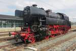 Der Legende lebt weiter! Als kletzte von n�r achtzehn Tenderloks der Reihe 65 war 65 018 immer ins DDB-Werk Darmstadt im Einsatz bis die Ausm�sterung von Dampfloks bij die DB in 1977. Nach eine kurze weile is DDM kam sie 1981 zu der SSN in Rotterdam. Leider war die Wasserkapazit�t der Tenderlok nicht ausreichend f�r die Hauptbahnfahrten von der SSN (die keine eigene Strecke hat und n�r eine Sammlung von Lokomotiven ist). In 2018 wurde mit der VSM vereinbart, das die 65 018 nach letztgenannte Organisation -die eine eigene Strecke besitzt- umgesiedelt wurde. Die 65 018 war beinahe jedes jahr eine gesehene Gast bei das Terug naar Toen Festival der VSM und die Kunft dieser machine war gleicherweise  �berraschend und logisch. Hier lauft der Legende um in Apeldoorn am 4 September 2022.
