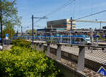 Drei Diesel-Elektrische Stadler GTW 2/8 in Dreifachtraktion, die gekuppelten 5044, 5042 und 5045, drei gekuppelte dreiteilige diesel-elektrische Stadler GTW 2/8 der BrengDirect (Connexxion/Hermes Groep, Teil der Transdev Nederland) verlassen 29 April 2025, als Regionalzug (Stoptrein) RS 32 nach Doetinchem, den Bahnhof Arnhem Central (Arnheim Hbf). In den Hauptverkehrszeiten fahren die Züge der Breng Direct, von Arnhem Central nach Doetinchem im Viertelstunden-Takt, bzw. weiter bis Winterswijk im Halbstündlichen Takt.