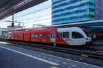 Der diesel-elektrische Stadler GTW 2/6 - Spurt 10.264 „Alfred Mozer“ der Arriva Nederland steht am 29 April 2025 im Bahnhof Arnhem Central (Arnheim Hbf), als Stoptrein RS33 nach Tiel, zur