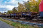 2-achsiger Flachwagen (Niederbordwagen) fr Schotter und Sand, 43 84 3228 150-9 NL-RP, der Gattung NS Klmos 702, der Vermietungsfirma Railpro (voestalpine Railpro BV), am 04.11.2020 im Zugverband in