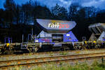 Zweiachsiger offener Schüttgutwagen mit dosierbarer Schwerkraftentladung (Schotterwagen) 23 84 6437 160-5 NL-RP, der Gattung Fccpps, der voestalpine Track Solutions Netherlands B.V.
