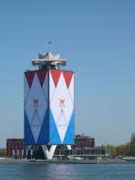 Toren Overhoeks ook bekend als Shelltoren aan het IJ versierd met W en M i.v.m. de inhuldiging van de nieuwe koning. Amsterdam 01-05-2013.