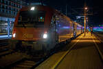 Die �BB Taurus III 1216 002 / E 190 002  (91 81 1216 002-6 A-�BB, 2.Besetzung) steht am 25.03.2022 um 20:53 Uhr im Innsbruck Hauptbahnhof, noch vor dem RegionalExpress  (REX 1829) �ber den