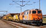 RTS 2143.032 (PZB 577 732) steht hier mit einer Swietelsky SMD-80 (Gleisumbaumaschine) 9981 9211 002-6 + Begleitwagen SMD 80 PKTMW 9981 9310 007-5 sowie der Schotterbettreinigungsmaschine RM 80-92 registriert unter 9981 9414 001-3 + Begleitwagen im dänischen Grenzbahnhof Pattburg/DK und wartet auf Abholung. 10.08.2022 (D.S) 