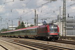 1216 018 auf dem Weg von Mnchen Hbf gen Italien bei der Durchfahrt in Mnchen-Heimeranplatz.24.07.2016