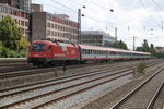 1216 011 mit Italien-EC nach Mnchen Hbf bei der Durchfahrt in Mnchen-Heimeranplatz.24.07.2016