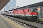 Am 23 September 2018 steht 1144 203 mit ein Schnellzug in Linz Hbf.