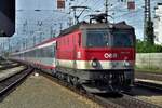 ÖBB 1144 249 treft mit ein ÖBBIC am 31 Mai 2015 in Wiener Neustadt ein.