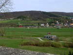 Ein ÖBB-Taurus bringt fährt Autos nach Norden, 31.3.17.