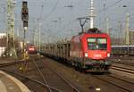 ÖBB 1116 272-4 der ÖBB durchfährt hier Bremen Hbf mit einem langen und leeren Autozug am Haken.