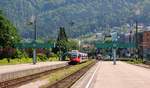 ÖBB 4024 027-7 nach Feldkirch hat hier Einfahrt in den Bahnhof von Bregenz.