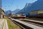 Der vierteilige elektrische TALENT ÖBB 4024 044-1 erreicht, als REX 70 nach Stainach-Irdning, am 03 April 2025 den Bahnhof Ebensee am Traunsee.