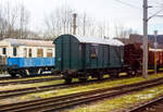 Sieht fast aus wie ein SBB G�terzugbegleitwagen „Sputnik“, ist aber der ehemaliger zweiachsiger G�terzugbegleitwagen (Gep�cks- und Postwagen) Dgo 75966 der OEGEG - �sterreichische Gesellschaft f�r Eisenbahngeschichte GmbH, er ist am 14 Januar 2025 beim Bahnhof Timelkam abgestellt. Bild leider nur aus einem Zug, h�tten wir gewusst was hier alles herumsteht, dann h�tten wir einen Stopp eingelegt.

Der Wagen wurde 1921 von der Badische Waggonfabrik Rastatt AG gebaut und als DR 119906 Deutsche Reichsbahn geliefert. Nach dem 2. Weltkrieg blieb der Wagen in �sterreich, bevor er �GEG war er lange bei der Graz-K�flacher Eisenbahn- und Bergbaugesellschaft als GKB Dgo 123 im Einsatz.