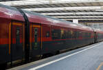 Der ÖBB railjet economy quiet zone (ruhezone) Wagen (zweite Wagenklasse) A-ÖBB 73 81 22-90 302-9 Bmpz, eingereiht als Wagen Nr. 23 in den RJX 67 (München – Salzburg – Wien – Budapest-Keleti), hier am 13 Januar 2025 im Hauptbahnhof München. Wir sind in ihm gemütlich bis nach Salzburg gefahren.

TECHNISCHE DATEN (Bmpz):
Spurweite 1.435 mm (Normalspur)
Länge über Puffer: 26.500 mm
Drehzapfenabstand: 19.000 mm
Achsabstand im Drehgestell: 2.500 mm
Raddurchmesser: 920 mm (neu) / 860 mm (abgenutzt)
Drehgestell: SF400
Fußbodenhöhe Abteil über SO: 1.250 mm
Bremsanlage: 3 Scheiben pro Achse + Mg
Höchstgeschwindigkeit: 230 km/h (lauftechnische 250 km/h möglich)
Min. Kurvenradius: 150 m
Eigengewicht: 50 t
Sitzplätze: 80 (2.Klasse – Großraum - Ruhezone)
Toiletten: 2
