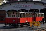 Am frhen Morgen werden die Personenwagen der Achenseebahn aus der Abstellung herausgeschoben.