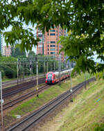 Der sechsteilige Pesa Elf - 27WE-008 (2 160 048-6) der SKMWA (Szybka Kolej Miejska w Warszawie, deutsch Stadtschnellbahn Warschau) erreicht am 26.06.2017 als S 3 bald den Bahnhof Warszawa Ochota (in