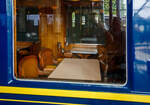 Ein kleiner Einblick von außen in den leider verschlossenen Speisewagen der Gattung WR, CIWL N° 4249 der «Blauwe Roemeen» (Blauer Rumäne), ex CIWLT 51 66 08-50 091-9 am 24