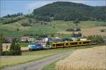 Die Stadler-Werkslok Eem 936 131 liefert eine neue TINA-Strassenbahn nach Darmstadt aus.