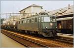 Die Ae 6/6 11480  Montreux  fährt mit einem Oelzug in Aarau in Richtung Rupperswil durch.