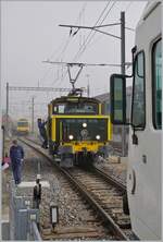 Im Rahmen der offenen Tür des Modellbahnclubs Balsthal zeigt sich die herrlich restaurierte SNCF C 20155 UIC N° 97 85 1 932-0 (ex SBB Ee 3/3 II 1615, ex SNCF C 20155) und bietet zwischen Balsthal und Klus Führerstandsmitfahrten an. 
Das Bild zeigt die Lok bei der Weiche 12, wo sie auf die Abfahrt des planmässigen Zuges nach Oensingen wartet, damit sie zum Bahnsteig fahren kann. 

8.November 2025