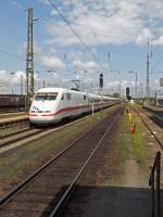 Aus Richtung Berlin kommt 401 088, der hier am 04.08.14 in Basel Bad.