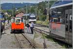 Autour de la voie ferrée / Rund um die eiserne Bahn (Herbstevent 2024) - Zwischen all den grossen (Schmalspur)-Fahrzeugen wirkt die Dm 2/2 N° 3  Le Biniou  hier in Blonay, immer wieder erstaunlich klein; somit dürfte der (inoffizielle) Titel  Weltrekord - Kleinster/kürzester Reisezug der Welt  nicht ganz falsch sein...

7. Sept. 2024