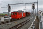 Chemins de fer de Jura (CJ). Gem 4/4 der CJ steht arbeitsbereit mit aufgebockten Güterwägen in Glovelier. April 2016.

Eckdaten der Zweikraftlokomotive Gem 4/4:
Baujahr 1952 Umbau 2010
Länge 12 m
Gewicht 39,5 t
Leistung 544 kW / Diesel 331 kW
Höchstgeschwindigkeit 60 km/h