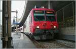 In grösster Eile und bei beengten Platzverhältnissen versuchte ich in Lausanne auf Gleis 70 einen der beiden ex TRAVYS RBDe 560  Domino  nach Kerzers zu fotografieren, im Hintergrund links