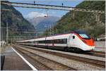  Giruno -Züge auf der Gotthardachse sind ja nun schon alltäglich, weniger aber, auf der Gotthard Panoramastrecke, auch wenn dieser RABe 501 017  nur  in Lavorgo abgestellt ist, vermag er