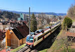 Abstieg zum Bahnhof Le Locle, NPZ Domino-Zug mit Steuerwagen ABt 50 85 39-43 837 zuhinterst.