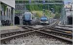 Vom äussersten Ende des Bahnsteiges in Montreux gleitet der Blick zu zwei MOB GoldenPass Express Kompositionen, wobei der im linken Bildteil zu sehende in wenigen Minuten als GPX 4068 am