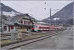 In Orsières wartet als herrlicher Kontrast zur Gleiswaage im Vordergrund des Bildes der TMR Region Alpes RABe 533 601 (UIC Nummer RABe 94 85 0 533 701-4 CH-RA) mit dem Wappen  Commune de St