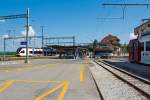 Blick auf den Bahnhof Pal�zieux am 28.05.2012. Aus dieser Richtung ist sehr gut der Anschlu� zweier Bahnstrecken und -spurweiten zusehen. Rechts ist Endstation der meterspurigen Strecke Pal�zieux - Bulle - Montbovon der tpf (Transports publics fribourgeois), links die SBB normalsurige Strecke Freiburg - Lausanne.
