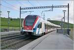 Der SBB LEX RABe 522 226 erreicht auf der Fahrt als RL5 von Genève nach La Plaine den Halt Russin.