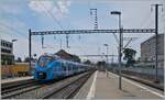 De blaue SNCF Coradia Polyvalent régional tricourant Z31545 und ein weiterer erreichen als Léman Express nach Coppet den Bahnhof von Versoix.