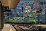 Im Sandwich zweier BLS Re 485 (Bombardier TRAXX F140 AC1), drei BLS Re 465 im neuen leuchtenden BLS-Grün mit blauem Logo, fährt der Lokzug von der BLS Werkstätte Spiez am 08 September