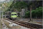 Mit dem BDt 50 85-80 35 955 an der Spitze erreicht ein Autotunnelzug AT3 von Brig kommend sein Ziel Iselle di Trasquera.