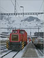 Eine der beiden  Schöma  Tm 2/2 (Loknummer ist aus diesem Blickwinke ersichtlich) beim Rangierdienst in Andermatt. Diese Dieselloks wurden 1960 gebaut und von der FO 1980 von den Itzehoer Zementwerken übernommen. 

15. März 2013