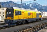 
Die RhB Gmf 4/4 23404 „Bernina“ (D4), ex Gmf 4/4 28704, am 20.02.2017 im Bahnhof Landquart. Vielseitig fürs Gebirge ist diese Universallokomotive der RhB Infrastruktur.

Die Lok wurde 2013 von Schalker Eisenhütte Maschinenfabrik GmbH in Gelsenkirchen unter der Fabriknummer 2586, als Gmf 4/4 28704 für die RhB gebaut, 2015 wurde sie in Gmf 4/4 23404 „Bernina“ (D4) umbezeichnet.

Die vierachsige dieselelektrische Lokomotive Gmf 4/4 234 ist eine besondere Entwicklung von Schalke für den Bereich „Infrastruktur“ der Rhätischen Bahn (RhB) in der Schweiz. Ihr Design erfüllt verschiedenste Grundanforderungen für besondere Gegebenheiten: So verfügt die Bahn über ein kleines Lichtraumprofil (Tunnelprofil) und eine geringe Achslast von 16 Tonnen. Als Schmalspurbahn mit Meterspur fährt sie kleine Bogenradien von bis zu 40 m und ist für hochgelegene Einsatzgebiete mit hohen Steigungen von 70 ‰ als Adhäsionsbahn besonders geeignet. Außerdem ist die Lokomotive auch unter extremen klimatischen Bedingungen zuverlässig einsatzfähig, ihr Einsatzbereich reicht von -35°C bis +40°C, auch bei feinkristallinem Schnee ist sie fahrbereit.

Die Umsetzung dieser technischen Herausforderungen wurde vereint mit der Integration einer Vielzahl spezifischer Komponenten. So verfügt die Lokomotive unter anderem über vier verschiedene Bremssysteme, eine Mehrtraktionsfähigkeit von bis zu drei Lokomotiven, zudem sind sie mit Funkfernsteuerung ausgerüstet. Die Höchstgeschwindigkeit beträgt 100 km/h, die Lokomotiven können jedoch auch bei niedrigen Dauergeschwindigkeiten mit Schneepflügen oder Gleisbauzügen eingesetzt werden. Auch die offizielle Betriebsbewilligung des Schweizer Bundesamts für Verkehr (BAV) macht sie auf dem Markt für Diesellokomotiven einzigartig.

Ihr Haupteinsatzzweck ist der Transport von schweren Bau- oder Spezialzügen auch bei abgeschaltetem Fahrdraht, der Betrieb von Schneefräsen im Winter, das Abschleppen von havarierten Zügen und das Rangieren in den Bahnmeisterbezirken.

Bei der Rhätischen Bahn fahren die Lokomotiven auf einer spektakulären Strecke, die teilweise zum UNESCO Welterbe gehört. Sie ist durch sehr enge Bogenradien und sehr anspruchsvolle Steigungen und Gefälle gekennzeichnet.

Besondere Eigenschaften der Loks sind:
- Hohe Leistungsdichte mit 1.800 kW bei geringer Achslast und kleinem Lichtraumprofil
- Konzipiert für extreme Bedingungen wie Kälte und große Steigungen
- Neu entwickeltes Drehgestell für Höchstgeschwindigkeit 100 km/h und kleine Kurvenradien von bis zu 40 m
- Integration von vier verschiedenen Bremssystemen

Die Lokomotiven wurden bei der Schalker Eisenhütte konstruiert und endmontiert, die bereits 1969 zwei Baudiensttraktoren RhB Te 2/2 Nr. 74 und 75 an die RhB geliefert hatte. Im Jahr 2015 wurden die Loks umnummeriert. Neu tragen sie folgende Nummer: Gmf 4/4 234 01 bis 234 04 (D1 bis D4).

Der Lokkasten wurde bei der FTD Fahrzeugtechnik Bahnen Dessau in Stahlleichtbauweise geschweißt mit angeklebten GFK-Fronten und Seitenwänden aus Aluminiumwabenplatten. 

Mit der Entwicklung der Drehgestelle beauftragte die Schalker Eisenhütte Maschinenfabrik GmbH das schweizerische Ingenieurbüro PROSE in Winterthur. Aufgrund der geringen Stückzahl von nur vier Lokomotiven wurde auf die Entwicklung spezieller Fahrmotoren verzichtet, zum Einsatz kommen Antriebe aus dem Asiarunner von Siemens Rail Systems. Die Aufhängung der Motoren erfolgt mittels Tatzlager-Antrieb.

Die Primärfederung erfolgt über Lemniskatenlenker, die somit robuste Konstruktion berücksichtigt die harten Einsatzbedingungen, auf radiale Einstellbarkeit wird verzichtet.

Besonders hohe Sekundärfedern mit speziellen Gummi-Kipp-Elementen tragen den anspruchsvollen Einsatzbedingungen mit sehr kleinen Kurvenradien Rechnung. Daraus resultiert ein geringer Ausdrehwiderstand auch in engen Bögen (kleinster befahrbarer Bogen: 42m). Für stabiles Fahrverhalten bei hohen Geschwindigkeiten auf der Geraden sind bei dem geringen Ausdrehwiderstand Schlingerdämpfer nötig. Von den Sekundärfedern gibt es je Drehgestell 4 Paare, wobei ein Paar aus innerer und äußerer Feder besteht. Die Zugkraft wird drehzapfenlos über Zug-/Druck-Stange an den Lokkasten übertragen. Besonders ist hierbei die doppelte Kröpfung. Nötig ist diese um trotz der großen Auslenkungen ausreichend Abstand zu anderen Bauteilen des Drehgestells zu halten.

Als Besonderheit ist die Materialwahl zu sehen: Um dem angestrebten Winterdienst Rechnung zu tragen ist ein Stahl mit hoher Duktilität bei niedrigen Temperaturen gewählt worden.

Neben dem MTU-Motor ist ein 37 Kilowatt-Hilfsdiesel mit Generator installiert. Bei stehender Lok sorgt er für die Bordstromversorgung bei abgeschaltetem Hauptdiesel sowie die Versorgung von externen elektrischen Anlagen oder Arbeitsgeräten an Baustellen.

Der Auftragswert für die vier dieselelektrische Universallokomotive Gmf 4/4 betrug rund 25 Millionen Franken.

Technische Daten der Gmf 4/4 :
Hersteller: Schalker Eisenhütte Maschinenfabrik GmbH
Hersteller Typenbezeichnung: RDE1800-D064-1000-2586/2013-CH
Anzahl: 4
Baujahr: 2013
Spurweite:  1.000 mm
Achsanordnung:  Bo’Bo’
Länge über Puffer:  16.690 mm
Drehzapfenabstand (theoretisch): 9.800 mm
Radsatzstand im Drehgestell: 2.300 mm
Breite:  2.650 mm
Höhe:  3.885 mm
Treibraddurchmesser: 1.070 mm (neu)
Motor:  V 12-Zylinder-Dieselmotor  vom Typ MTU 12V 4000 R43L (Stage III b)
Antrieb: dieselelektrisch
Antriebsstrang:  Wechselstromtechnik (AC)
Gewicht:  64 t
Leistung:  1.800 kW
Max. Geschwindigkeit: 100 km/h
Tankinhalt: 2.500 l
Max. Anfahrtszugkraft: 230 kN
Dauerzugkraft: 160 kN
Kleinster bef. Halbmesser: 40 m
Max. Anhängelast (Doppeltraktion) bei 70‰: 140 t
Max. Anhängelast (Doppeltraktion) bei 25‰:  420 t
