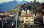 Eine unbekannte Re 4/4 II durchfährt im März 1993 Bellinzona