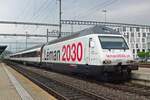 Den 26.Mai 2019 war noch trüb wann 460 075 mit  Leman 2030  Werbung in Brugg AG ein Halt einlegt.
