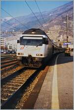 Die SBB Re 460 021-9  Kambly  beim Halt mit ihrem Schnellzug 1702 welcher auf dem Weg von Delémont nach Brig ist.