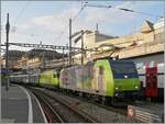 Die BLS Re 485 001 und BLS Re 465 014 sind mit einem Zuckerrübenzug unterwegs und warten in Lausanne auf die Blockdistanz zum vorausfahrenden IR 90. 

4. Nov. 2024