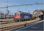 Die SBB Re 6/6 11668 (Re 620 068-7)  Stein Säckingen  hat in Lausanne die Blockdistanz zum vorausfahrenden IR 90 abgewartet und setzt sich nun mit ihrem schweren Kesselwagenzug in Bewegung. 

22. August 2024