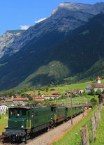 Zwei Ae 4/7, vorne die Ae 4/7 10987, nehmen mit einem Sonderzug am 11.09.2016 bei Silenen die Gotthard-Nordrampe in Angriff.