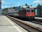 Re4/4  11302 fhrt am 31.7.13 mit dem Intercity nach Zrich in Schaffhausen ein. Interessant ist das im rechten Frontfenster angebrachte Zielschild. Dieses ist vollstndig analog per Ringbuch zu bedienen.