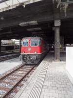 Re 4/4II 11194 verlässt am 04.08.14 den teils überbauten und im hinteren Bereich mit einer großzügigen Bahnhofshalle ausgestatteten Bahnhof Basel SBB und macht sich mit einem IC auf den Weg nach Zürich.