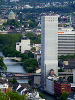 Zrcher Stadtpanorama mit dem Getreidesilo der Swissmill an der Limmat. ber die Wipkinger Brcke fhrt am 12.6.19 ein IC, gezogen von einer Cargolok, aus Richtung HB nach Oerlikon.